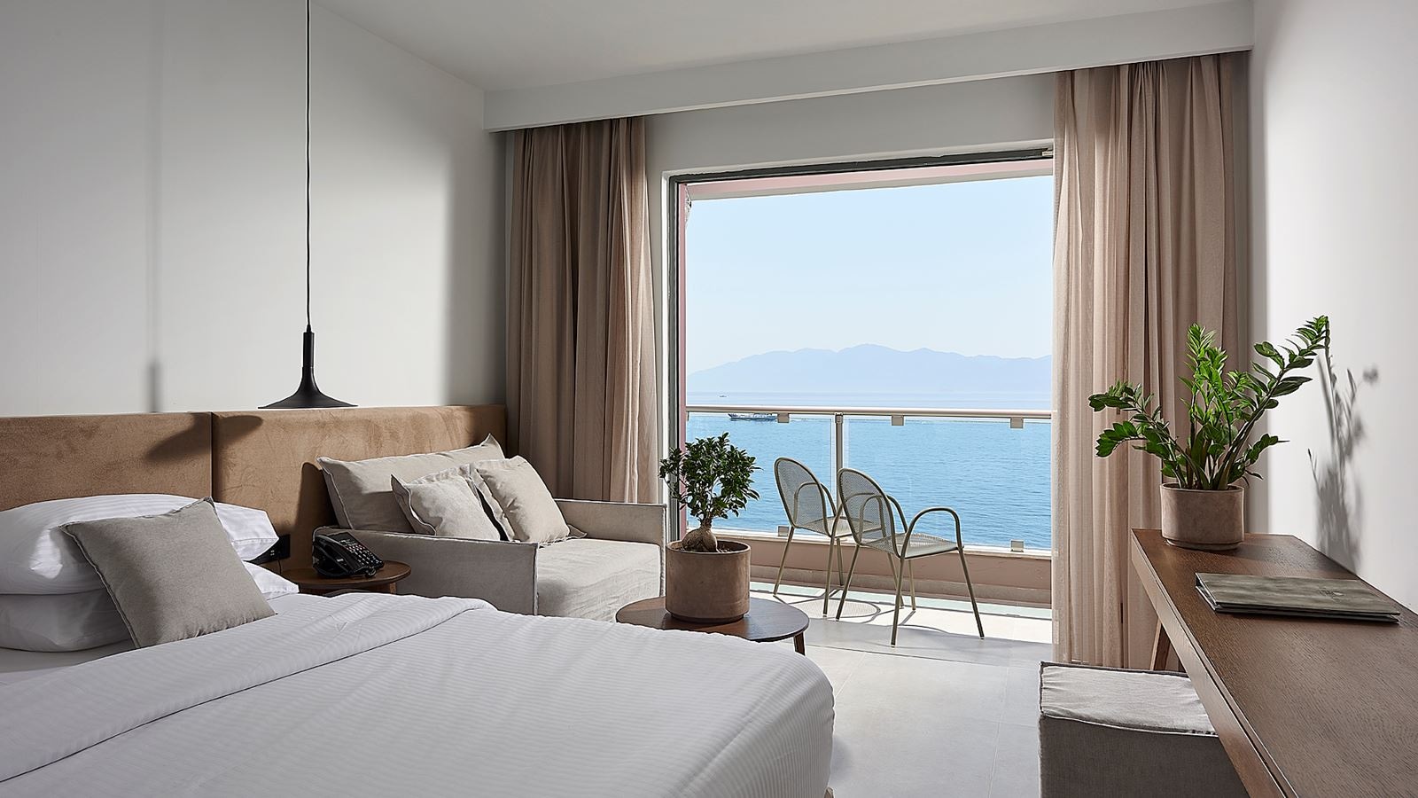 rooms-junior-suite-sea-front-balcony