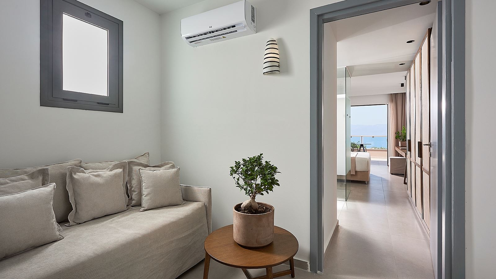 rooms-junior-suite-sea-front-balcony