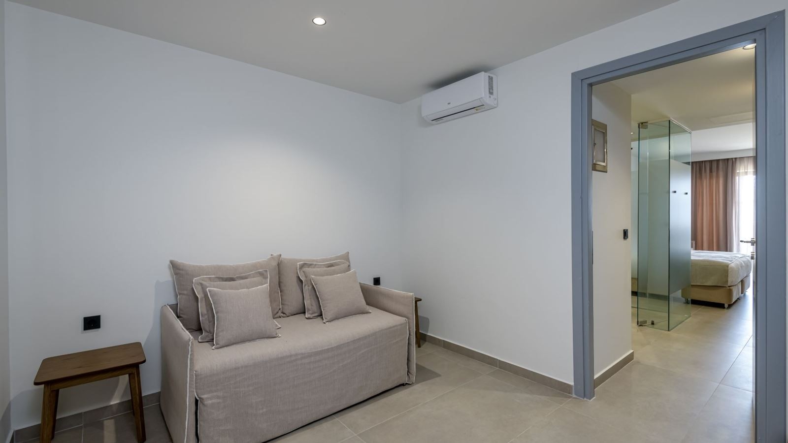 rooms-junior-suite-sea-view-balcony