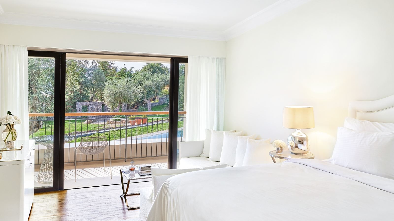 rooms-family-bungalow-open-plan-sharing-pool-1st-floor