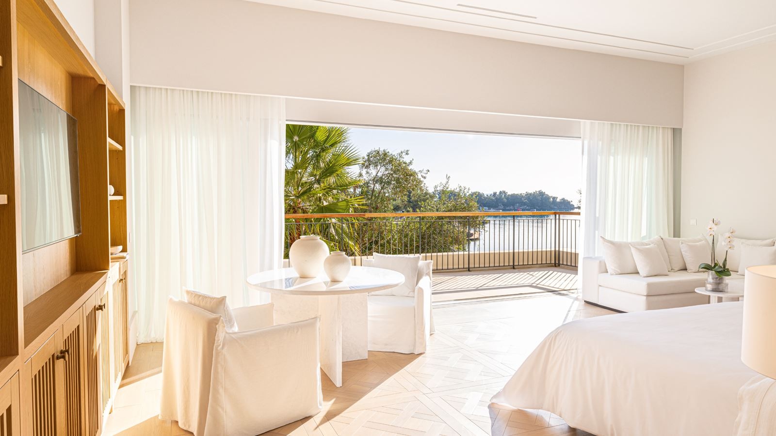 rooms-6bedroom-beachfront-villa-private-pools