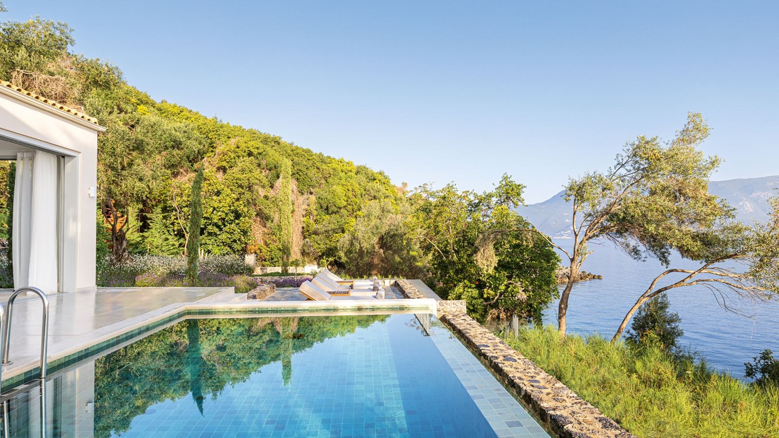 rooms-palazzo-di-lago-private-pool-on-the-rocs