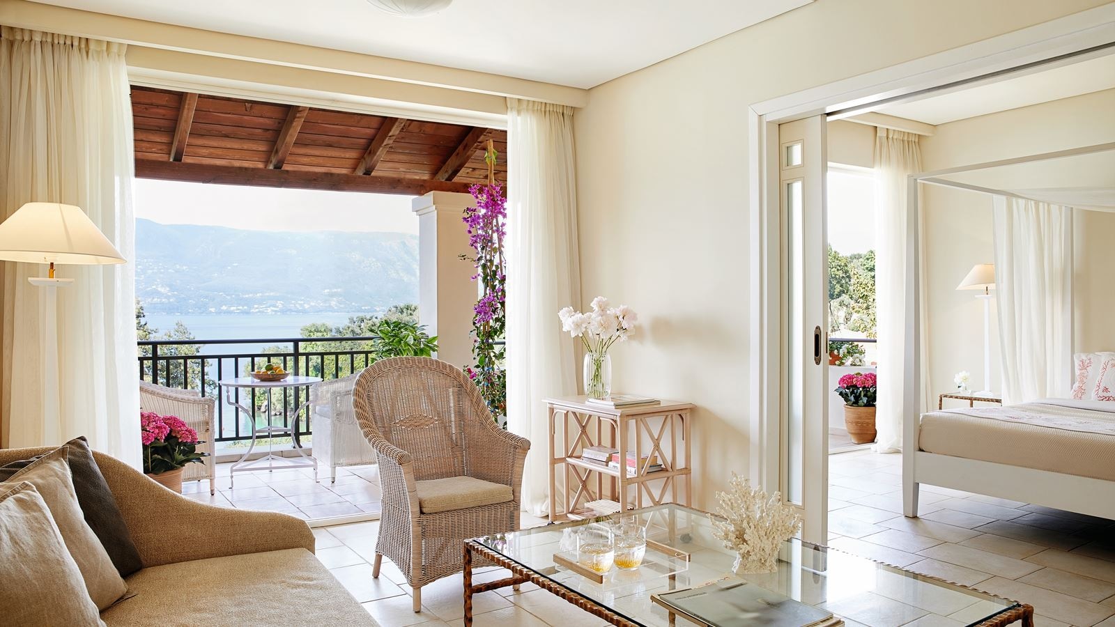 rooms-deluxe-bungalow-suite-side-sea-view