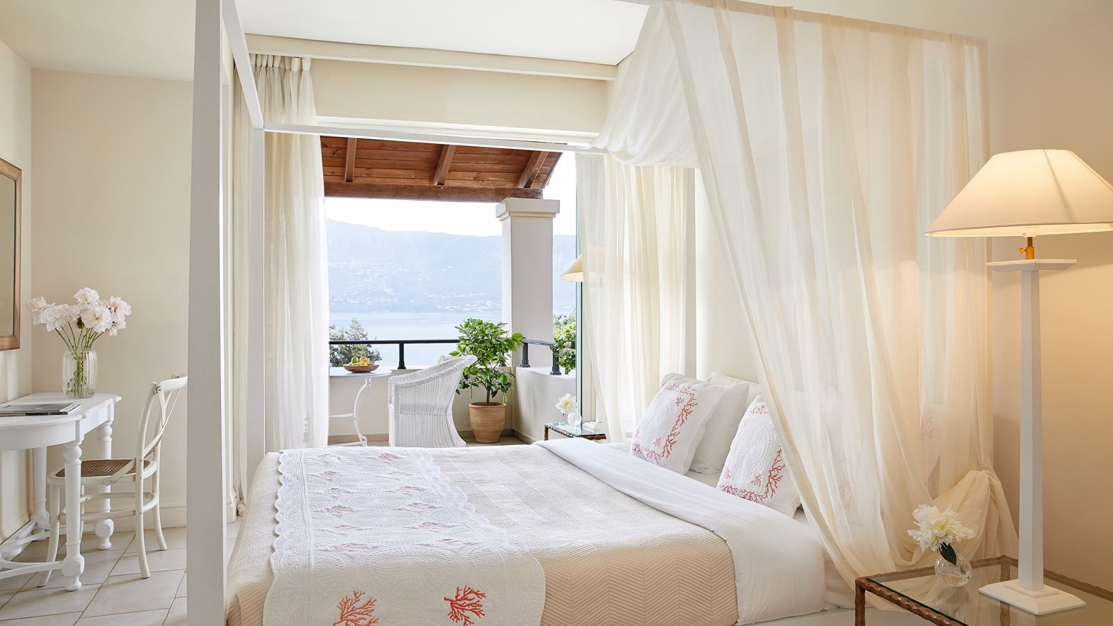 rooms-deluxe-bungalow-suite-side-sea-view