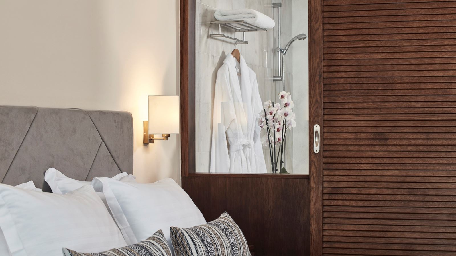 rooms-junior-suite-bungalow-sea-front-with-private-pool