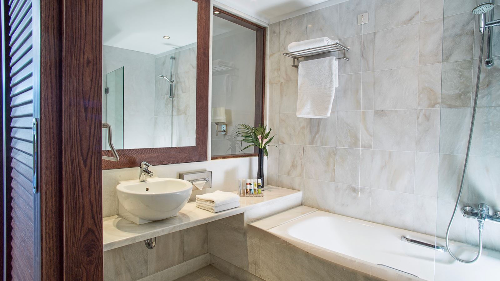 rooms-junior-suite-bungalow-sea-front-with-private-pool