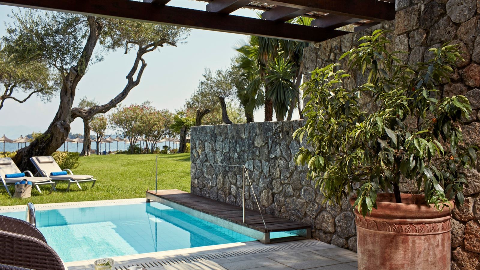 rooms-junior-suite-bungalow-sea-front-with-private-pool