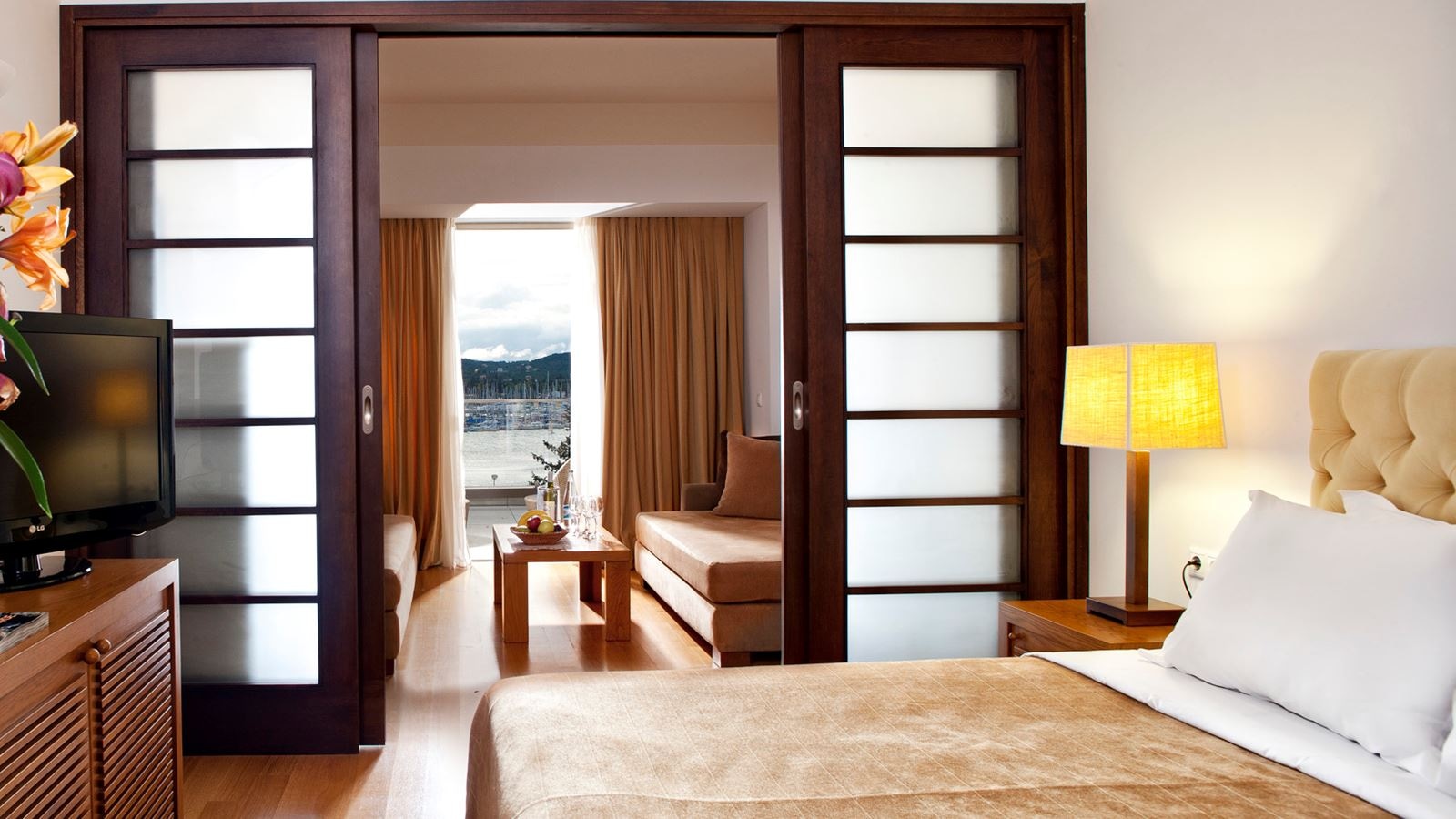 rooms-family-room-bay-view-main-building