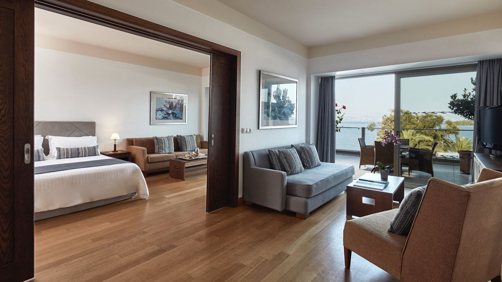 rooms-executive-2-bedroom-suite-sea-view-main-building