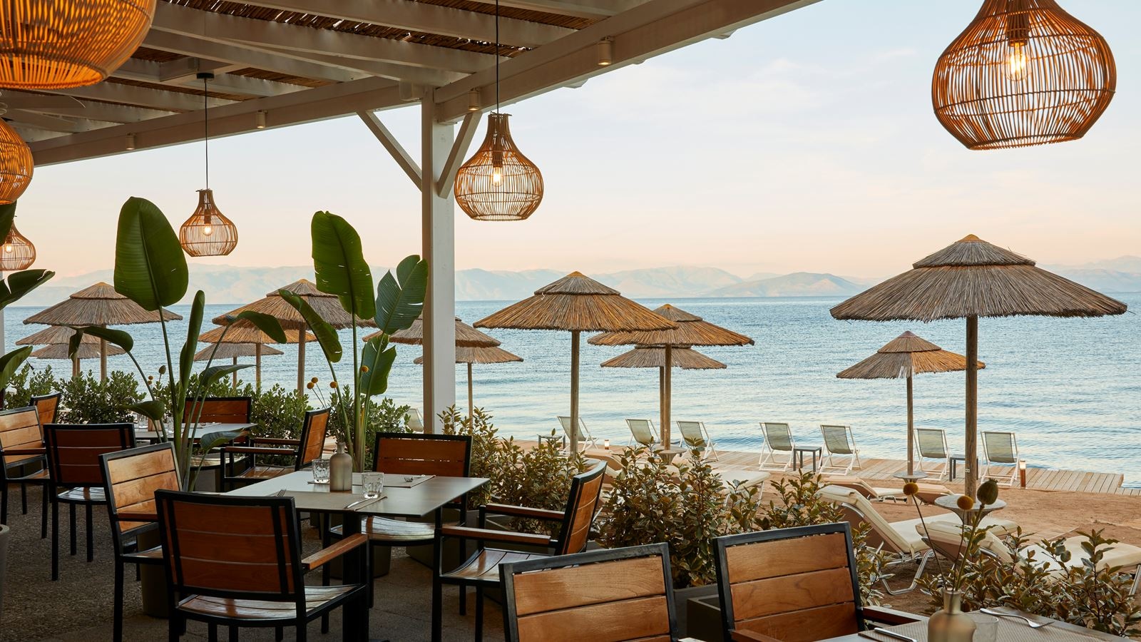 restaurants-deck-bar--grill