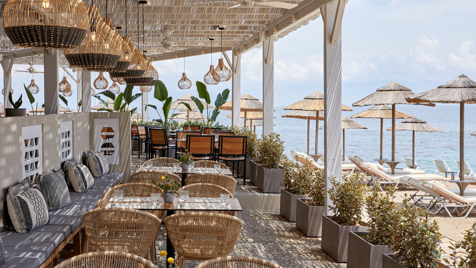 restaurants-deck-bar--grill