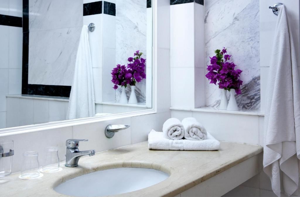 rooms-family-room-main-building-sea-view