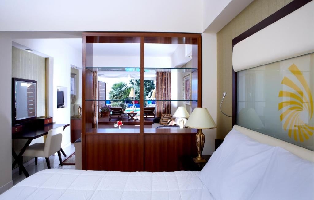 rooms-junior-suite-pool-front