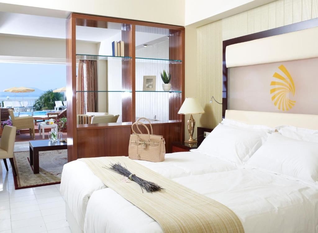 rooms-junior-suite-pool-front