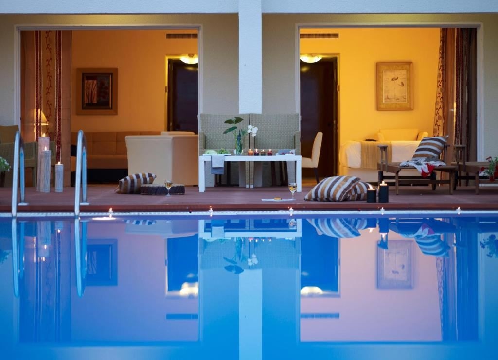 rooms-suite-pool-front