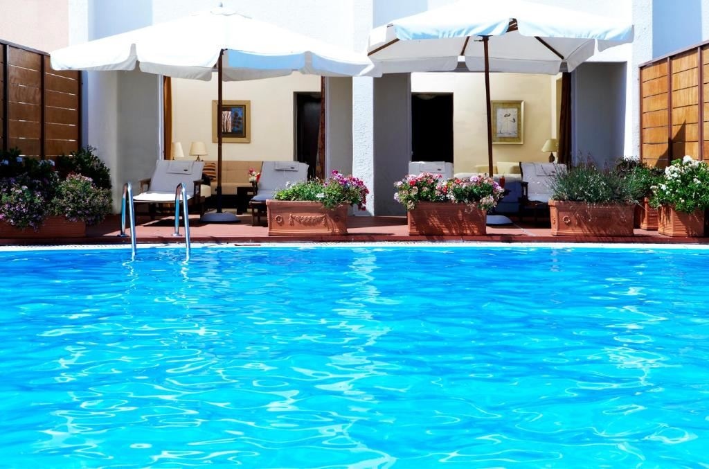 rooms-suite-pool-front