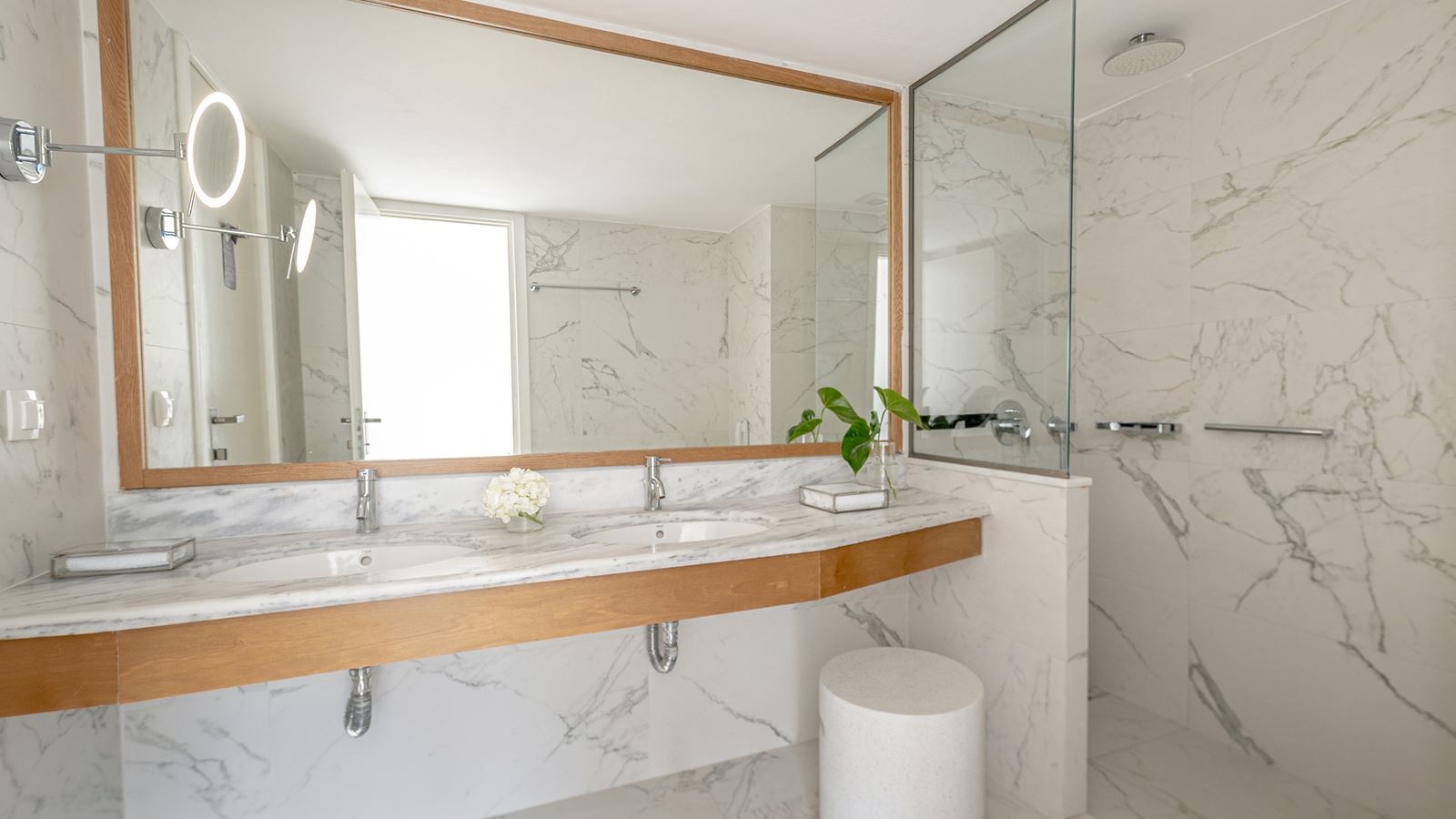 rooms-premier-family-guestroom-side-sea-view