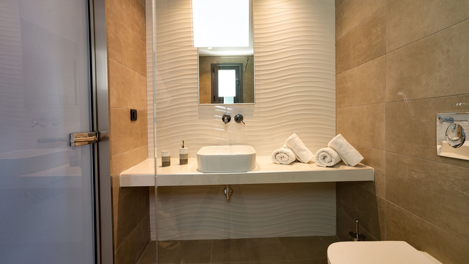 rooms-suite-sharing-pool