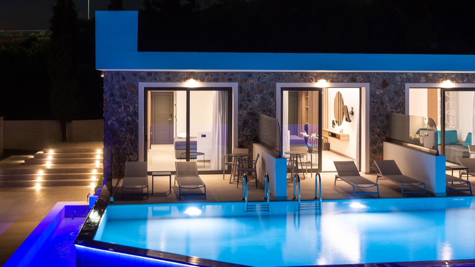 rooms-suite-sharing-pool