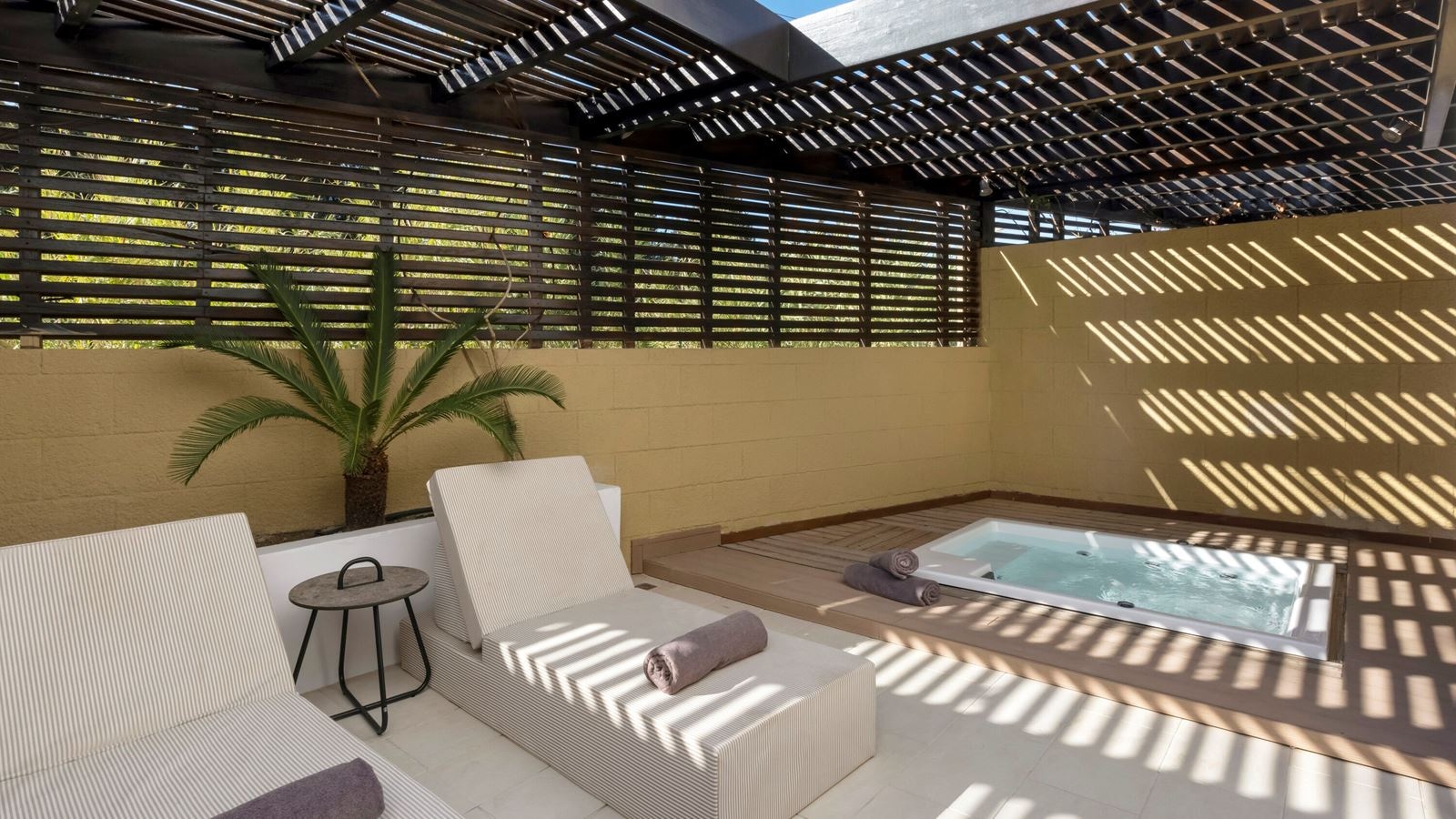 rooms-tropical-bungalow-open-plan-suite-with-outdoor-jacuzzi