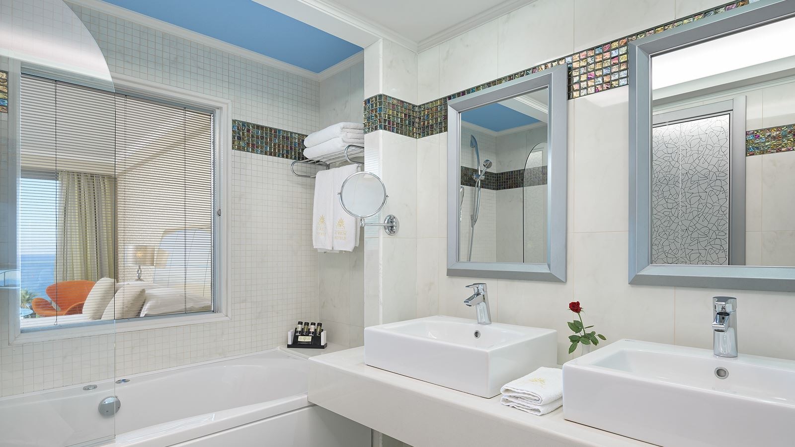 rooms-deluxe-room-sea-view-with-balcony