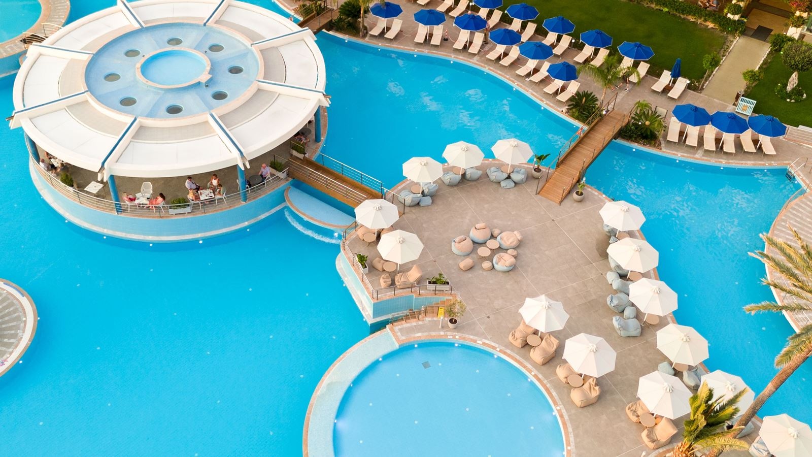 bars-rotonda-pool-bar