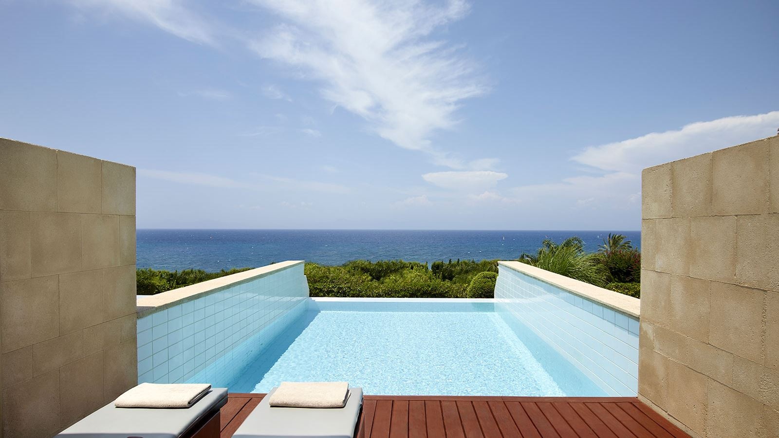 rooms-amus-suite-private-pool-and-garden