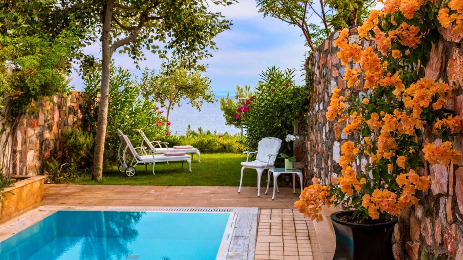 rooms-pool-suite-with-a-small-garden-sea-view