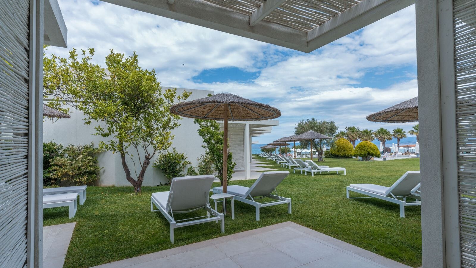 rooms-cabana-side-pool-view