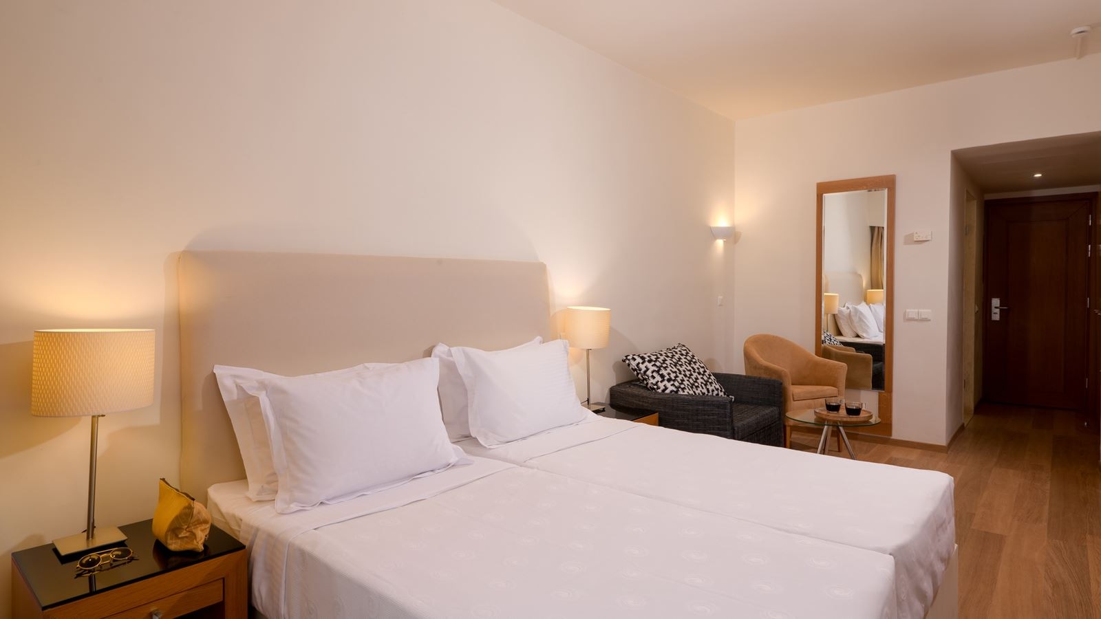 rooms-deluxe-room-side-sea-view