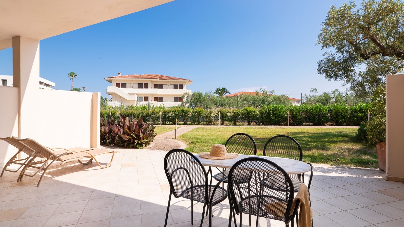 rooms-family-suite-with-garden-access