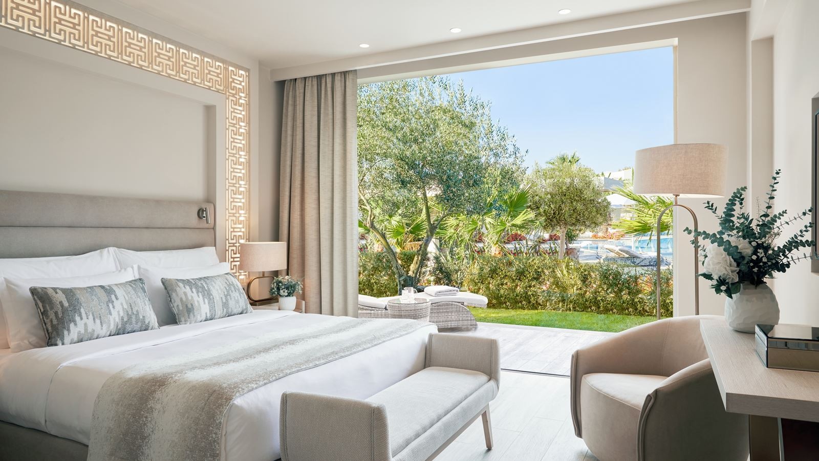 rooms-one-bedroom-suite-private-garden-pool-view