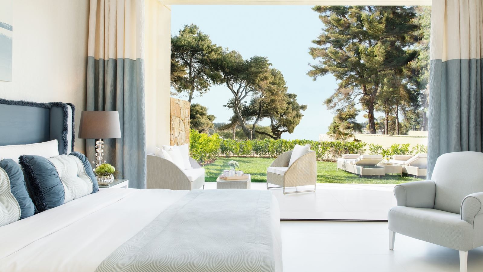 rooms-one-bedroom-bungalow-suite-private-garden-pool-view