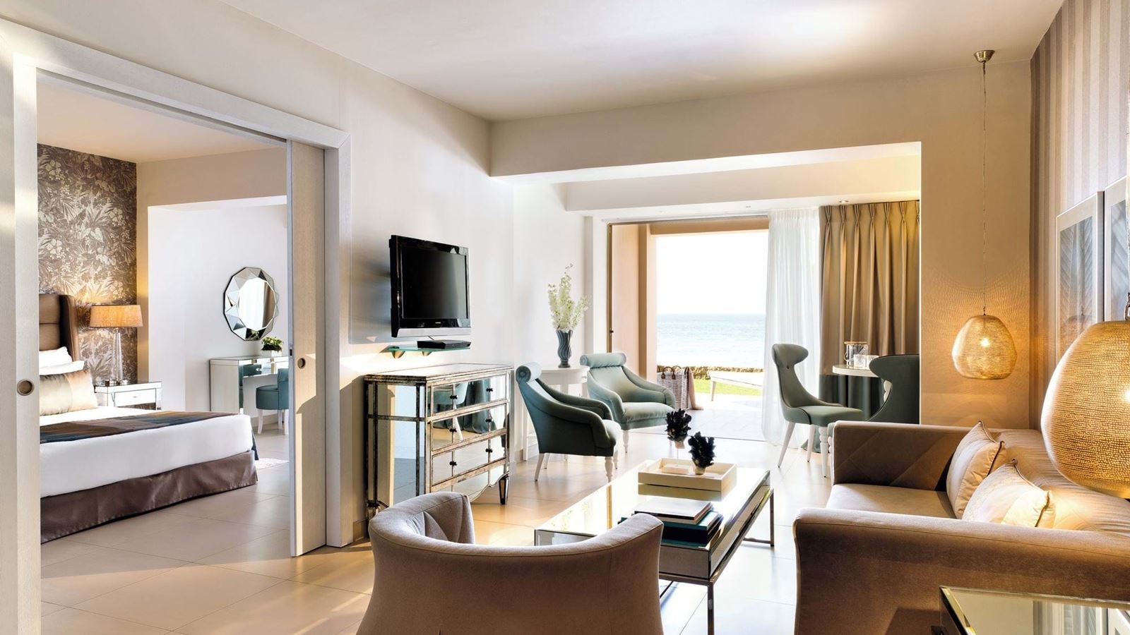 rooms-one-bedroom-family-suite-beach-front