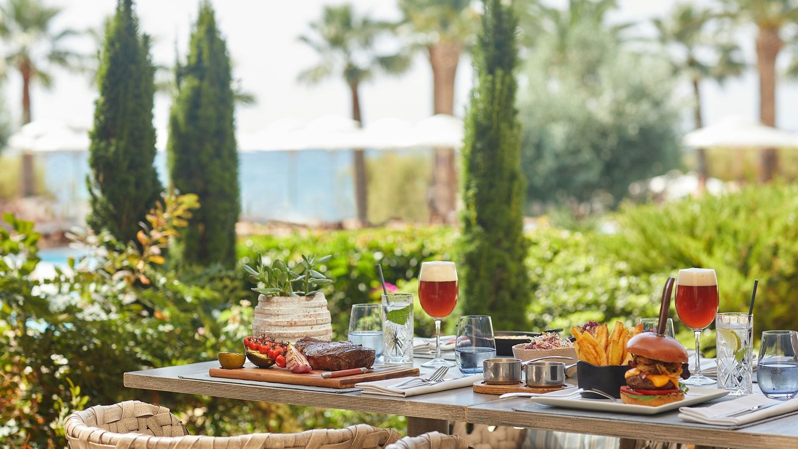 restaurants-grill-by-the-pool