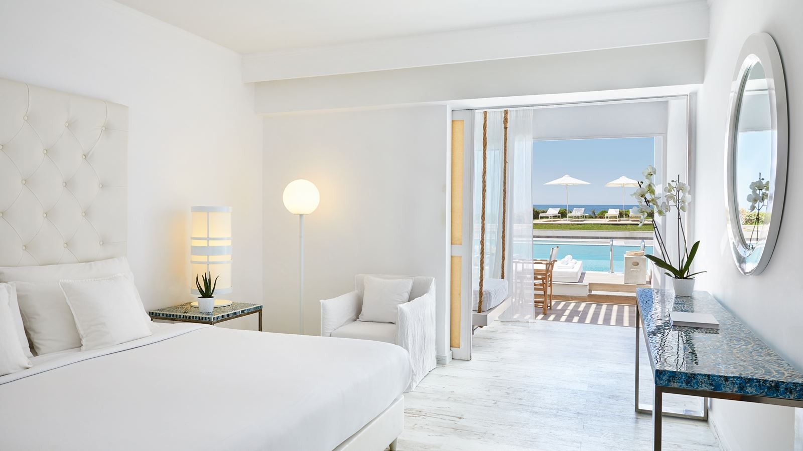 rooms-swimup-guestroom-sea-view-with-garden
