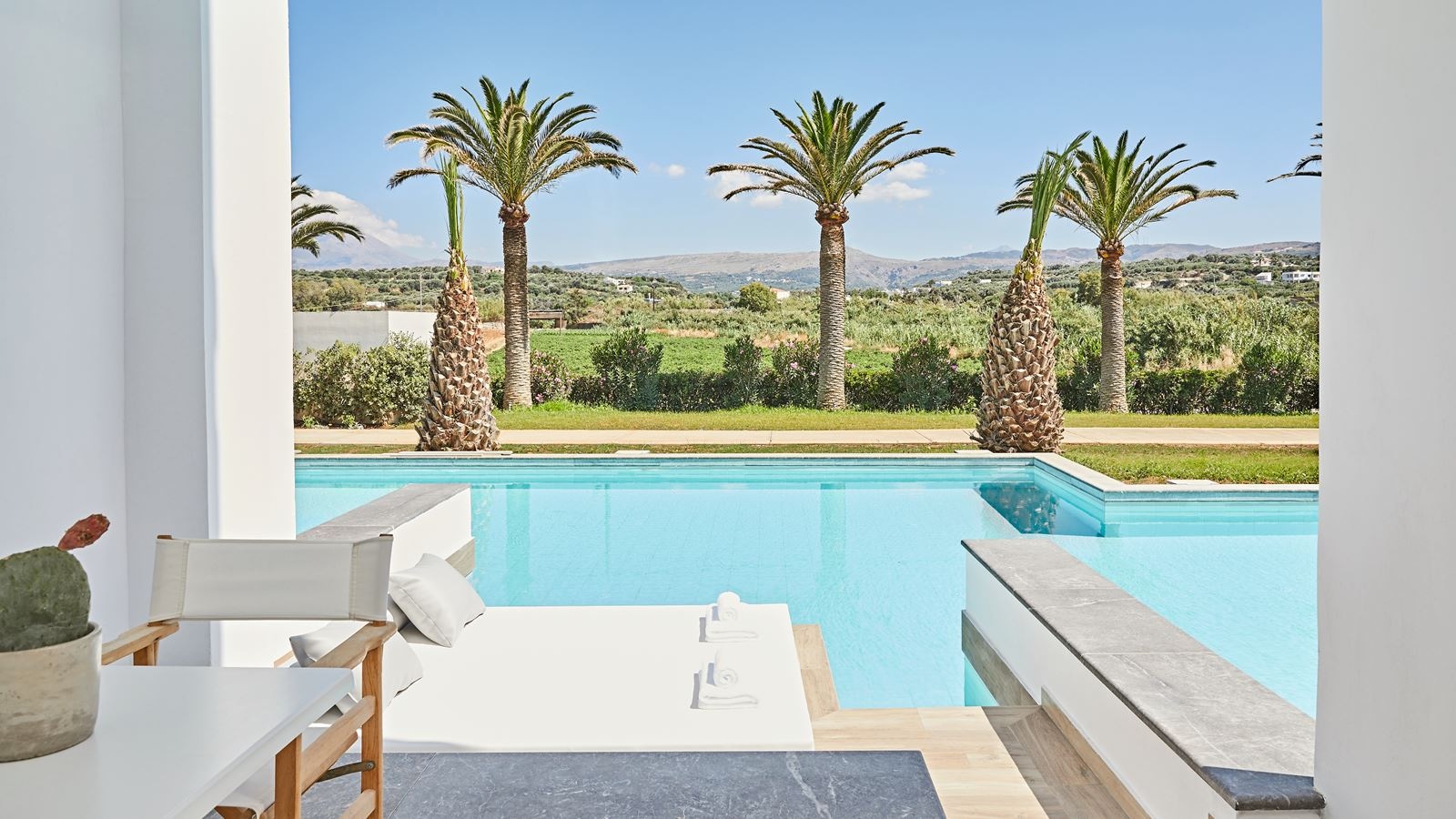 rooms-swim-up-white-room