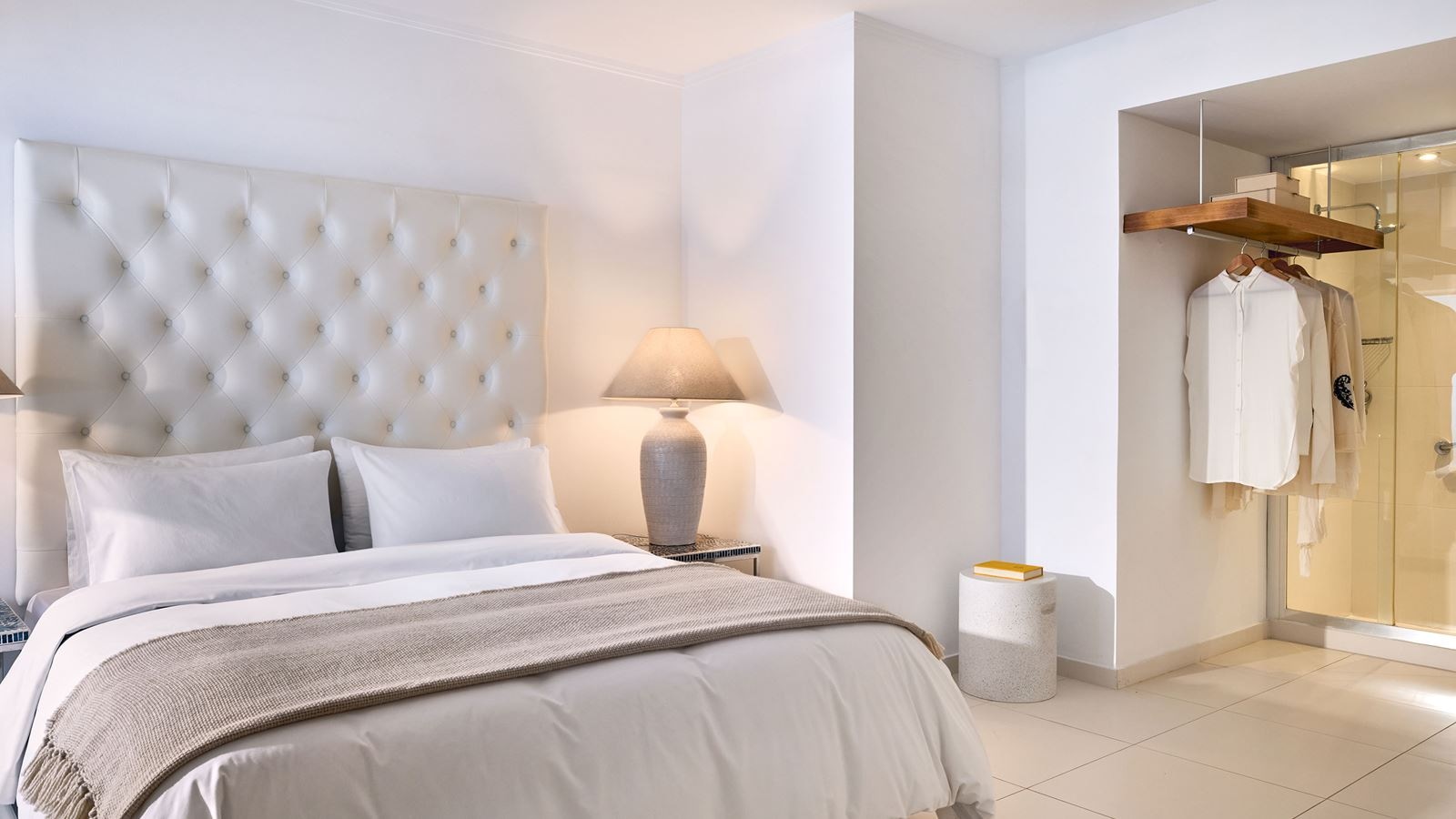 rooms-white-suite-sea-view