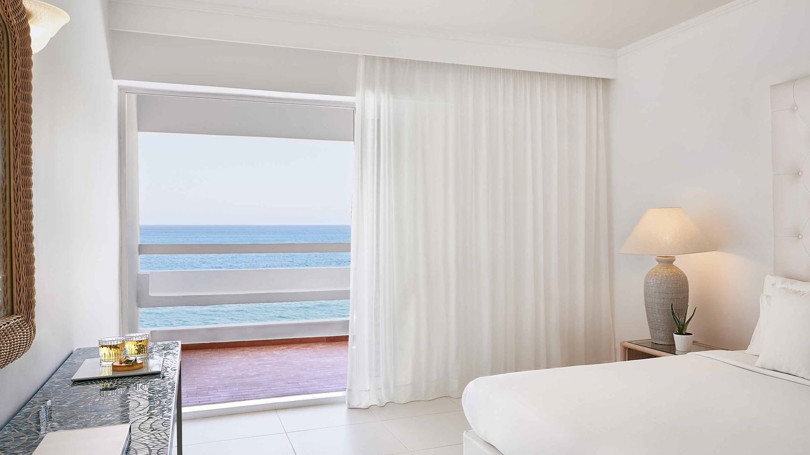 rooms-superior-guestroom-sea-view