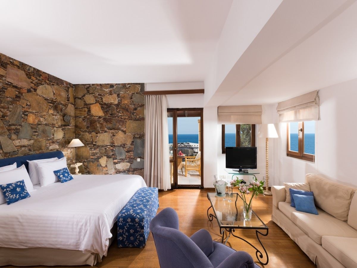 rooms-bungalow-suite-beachfront-private-pool-mythica