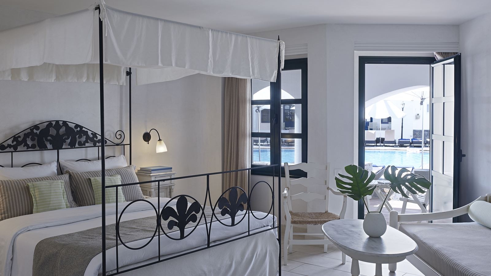 rooms-room-pool-front-bungalows