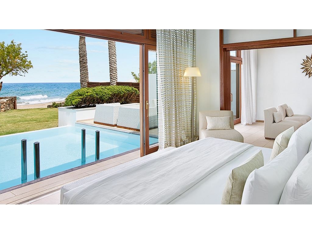 rooms-4-bedroom-villa-waterfront-with-pool