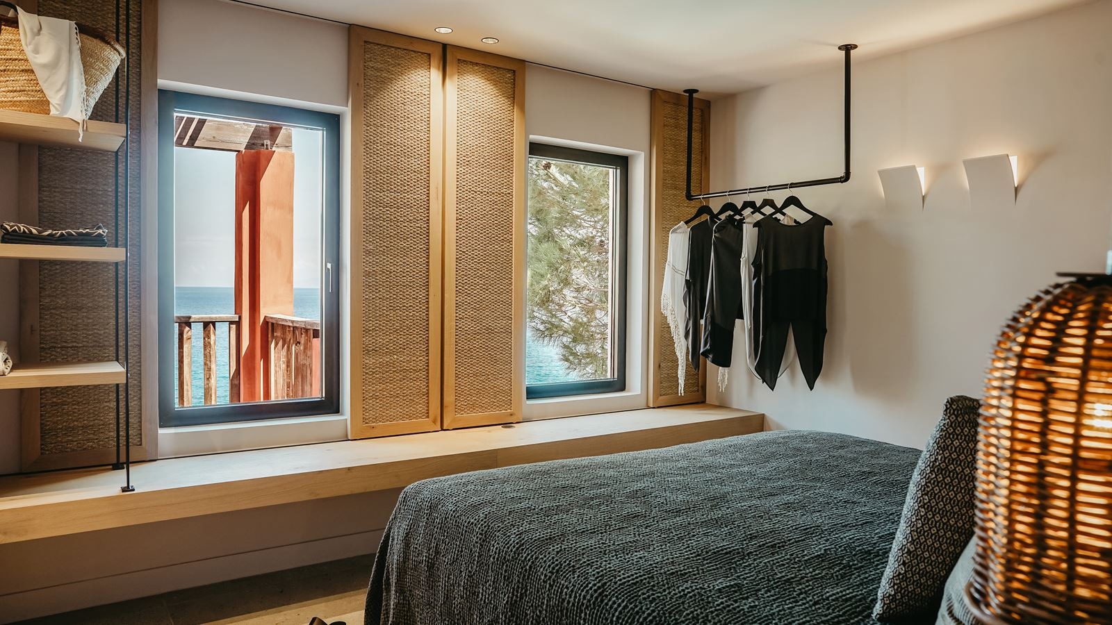 rooms-serenity-sea-front-suite