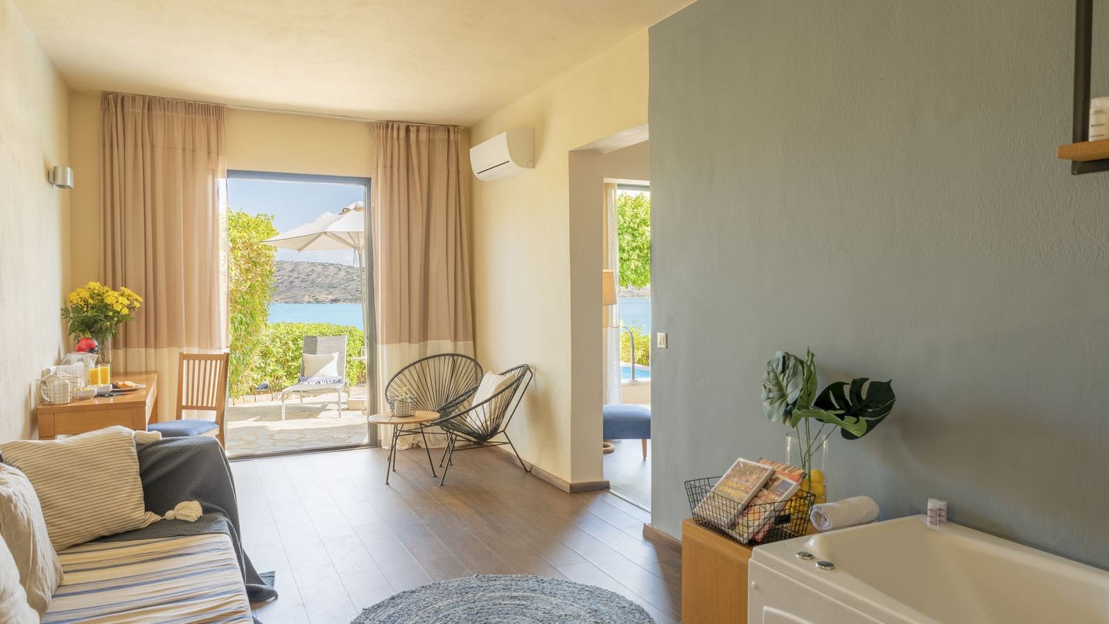 rooms-junior-suite-private-pool-sea-view