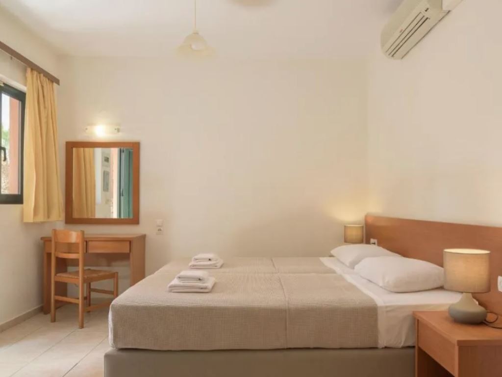 rooms-studio-with-garden-or-land-view