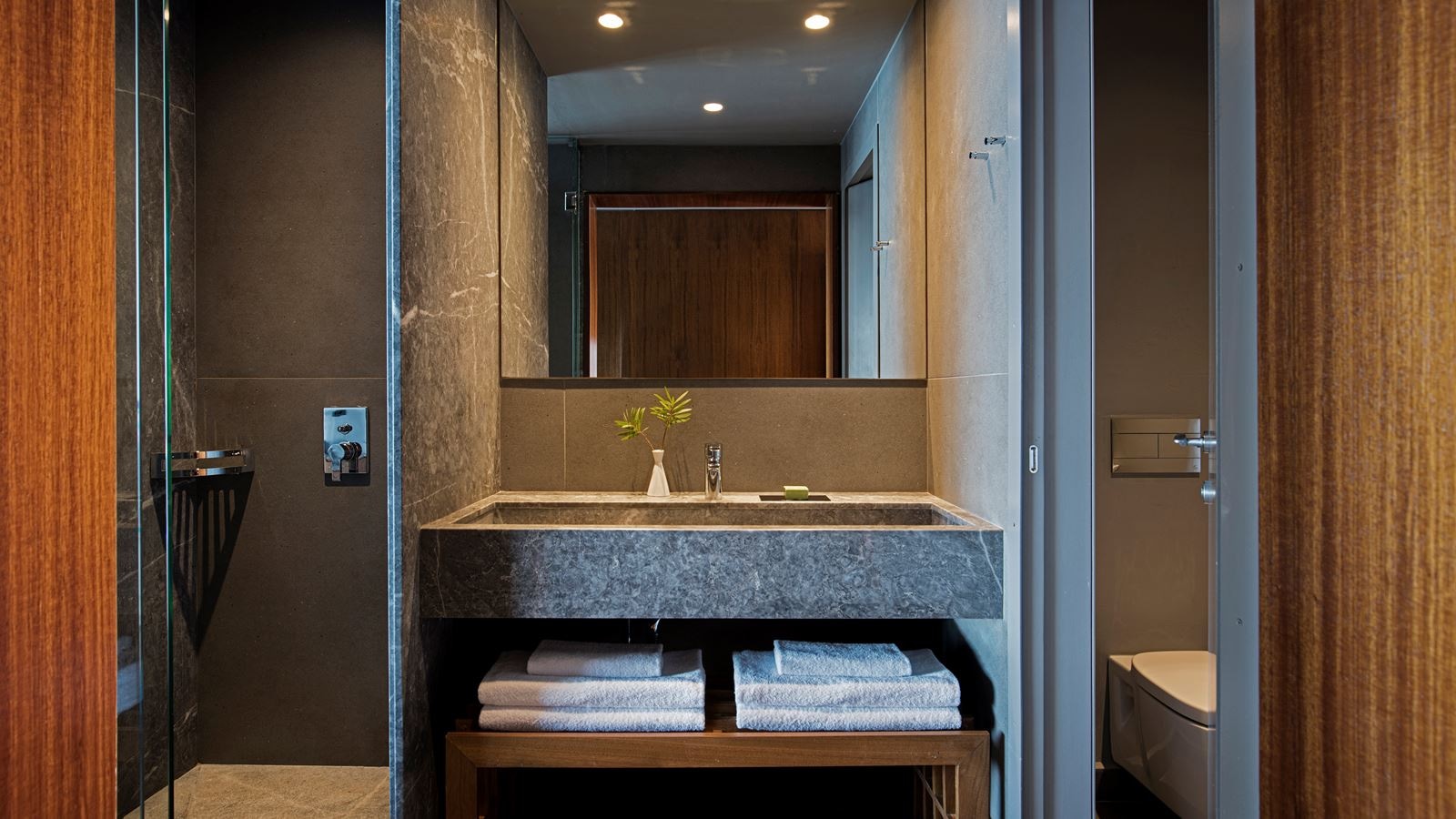 rooms-deep-blue-deluxe-waterfront-bungalow-private-pool