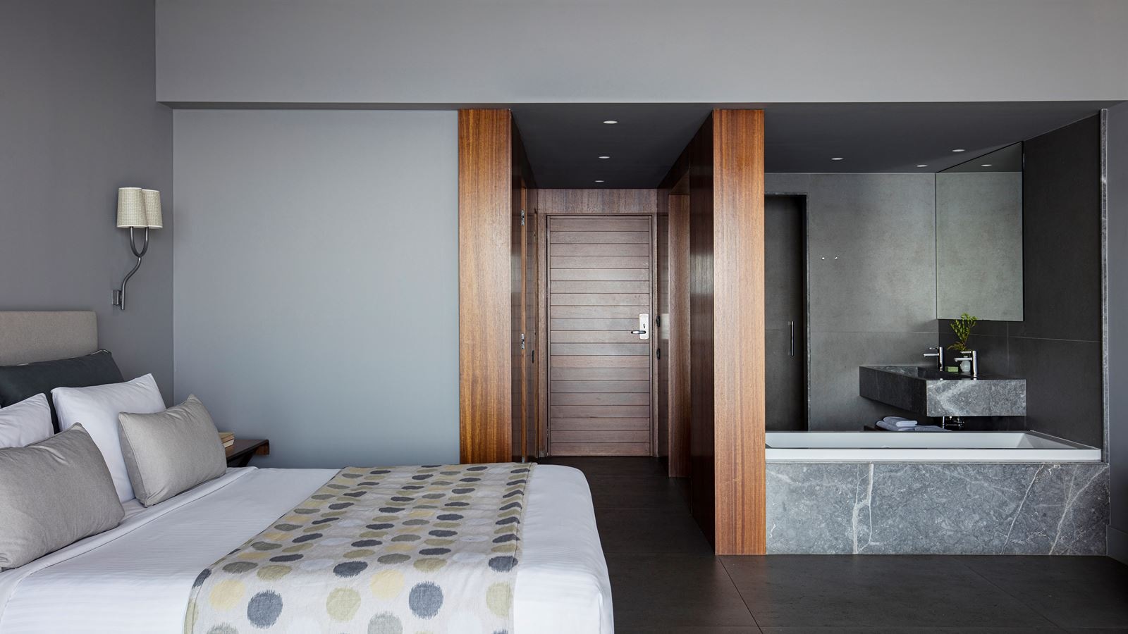 rooms-deep-blue-deluxe-waterfront-junior-bungalow-suite