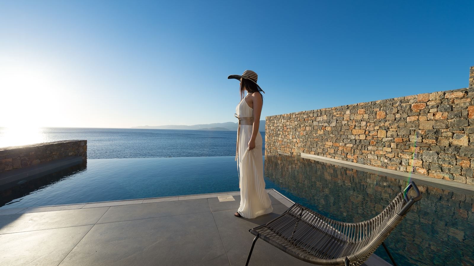 rooms-deep-blue-deluxe-waterfront-bungalow-private-pool