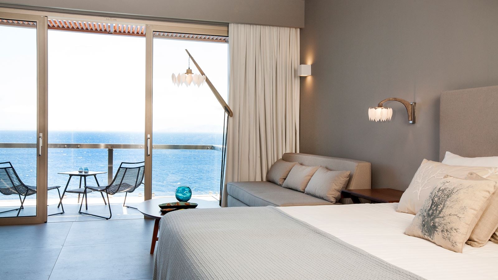 rooms-deep-blue-deluxe-waterfront-junior-bungalow-suite