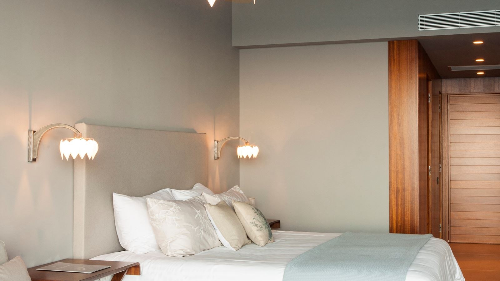 rooms-deep-blue-deluxe-waterfront-junior-bungalow-suite